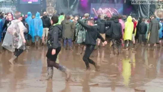 Задорные танцы в гряиз несмотря на плохую погоду /Dancing Man Aarron Woods Of Download Festival during Nightwish