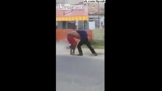 Уличная драка в Бразилии с неожиданным финалом / Street Fight In Brazil! Great Ending