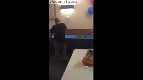 Женщина ударила лицом в торт, но там оказалась палка / 30th Birthday Surprise fail - Face slam gone wrong