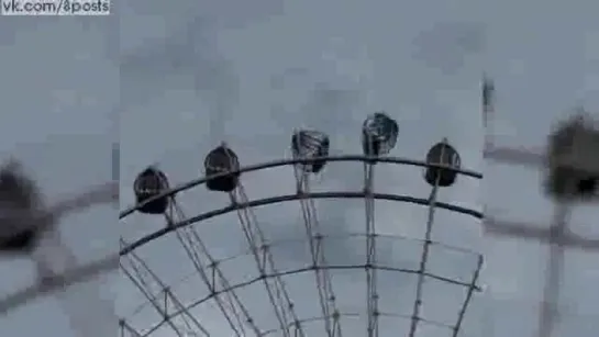 Сильный ветер крутит кабинки на 360 градусов на колесе обозрения / Ferris wheel carts spinning in winds