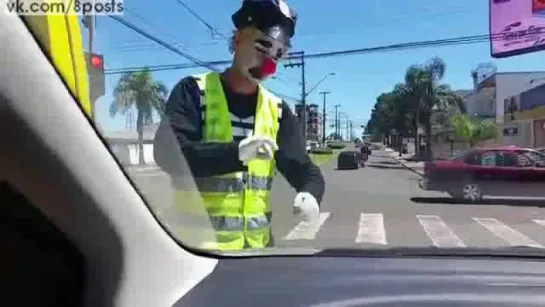 Полицейский-клоун-мим не переходе "просит" пристегнуть ремень / A street mime gives a driver awareness about road safety