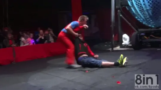 Во время трюка клоун вырубает в нокаут зрителя / A spectator of a circus is knocked out by a clown