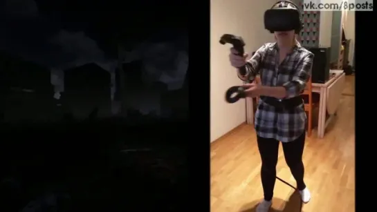 Девушка в очках виртуальной реальности играет в хоррор /Girl plays zombie-game Brookhaven Experiment in Virtual reality HTC Vive