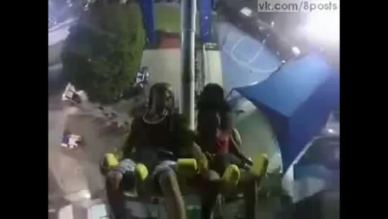 Папа с дочкой на карусели,девочка 2 раза теряет сознание / Father Laughs While Daughter Keeps Passing Out During Theme Park Ride