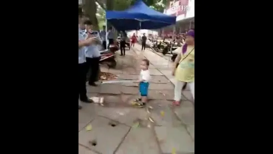 Мальчик защищает бабушку от полицейского, Китай / Little Chinese Boy with metal pipe defends family business against police