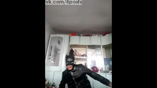 Мужик в костюме Бэтмена кусает зажигалку, и она взрывается / A man dressed as Batman likes to bite into a lighter