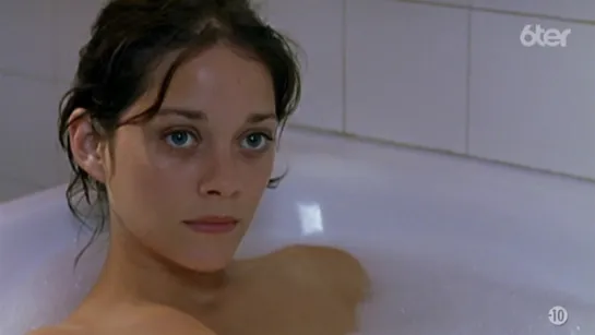 Марион Котийяр (Marion Cotillard) голая голая в сериале «Помутнение разума» (2001)