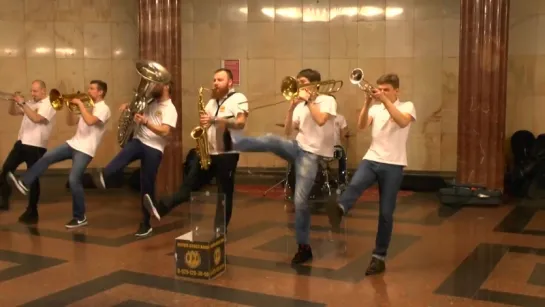 Отжигают в метро (Brevis Brass Band) (6 sec)