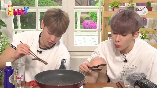 [Рус. саб][28.05.2019][Om Nom Nom Nom] MONSTA X SHOWNU  WONHOs Convenience Store Food MUKBANG! (Eating Show)