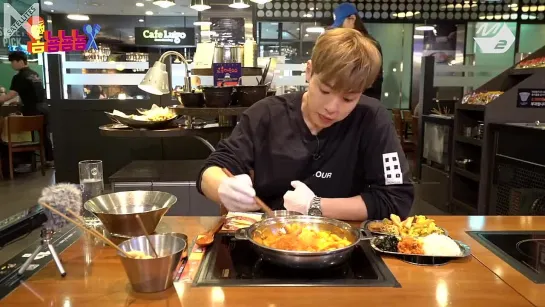 [Рус.саб][30.04.2019][Om Nom Nom Nom] MONSTA X SHOWNU's dookki tteok-bokki MUKBANG! (Eating Show)