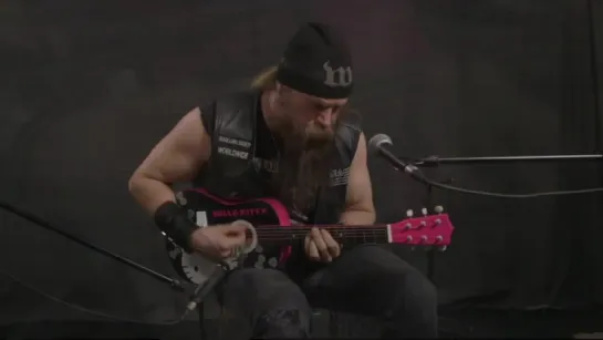 Zakk Wylde Plays Black Sabbath on Hello Kitty Mini-Guitar