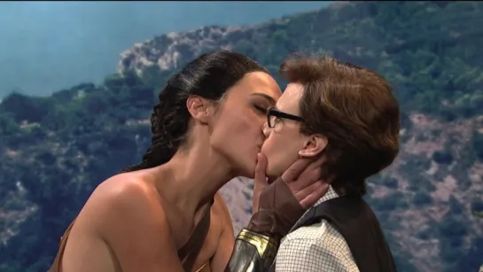 Gal Gadot Lesbiak Kiss - Themyscira - Saturday Night Live s43 (2017) 1080p