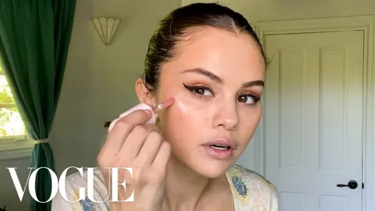 Selena Gomez's Guide to the Perfect Cat Eye | Beauty Secrets | Vogue [RUS SUB]