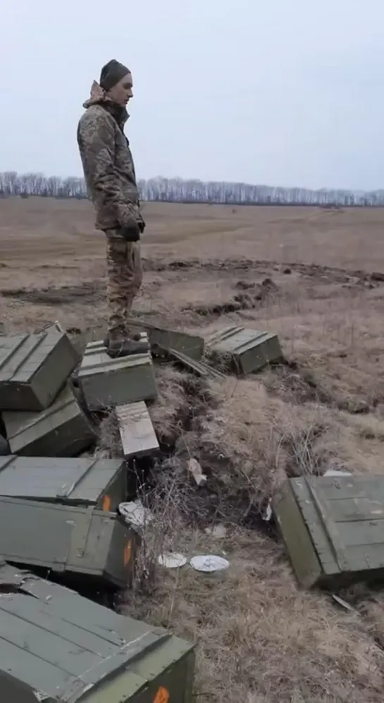 Осмотр хохлом воронки от прилета на своей позиции.