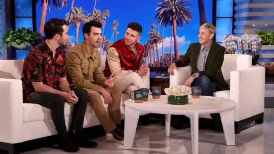 Jonas Brothers on Becoming the Kardashians for Their Viral TikTok [RUS SUB]