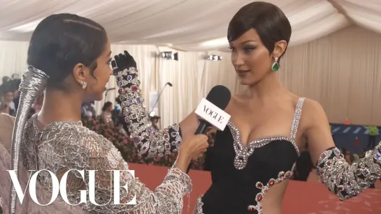 Bella Hadid on Her Jewel-Encrusted Met Gala Dress | Met Gala 2019 With Liza Koshy | Vogue [RUS SUB]