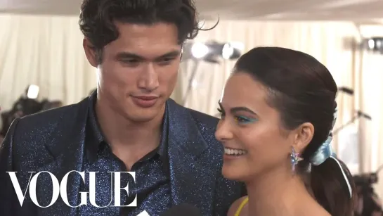 Camila Mendes and Charles Melton on their First Met Gala | Met Gala 2019 with Liza Koshy | Vogue [RUS SUB]