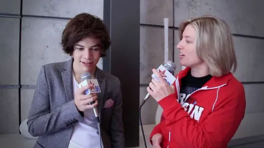 Kelly A interviews Harry Styles from One Direction [RUS SUB]