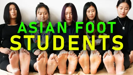 Ступни азиатских студенток в носочках и без. Asian students' feet and soles (socks and barefoot). 五位高中生教室秀美脚 丝袜裸足