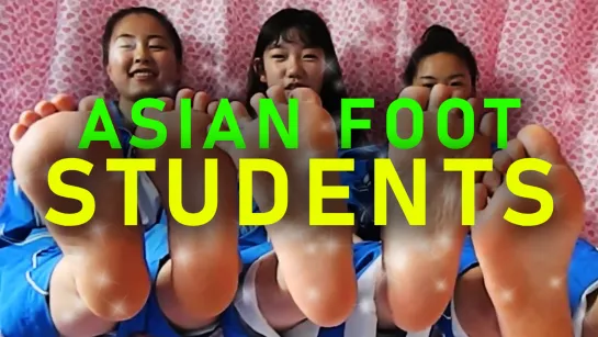 Азиатские школьницы показывают свои ступни. Asian students feet and soles (socks and barefoot). 三个学生穿着校服秀丝袜和裸足