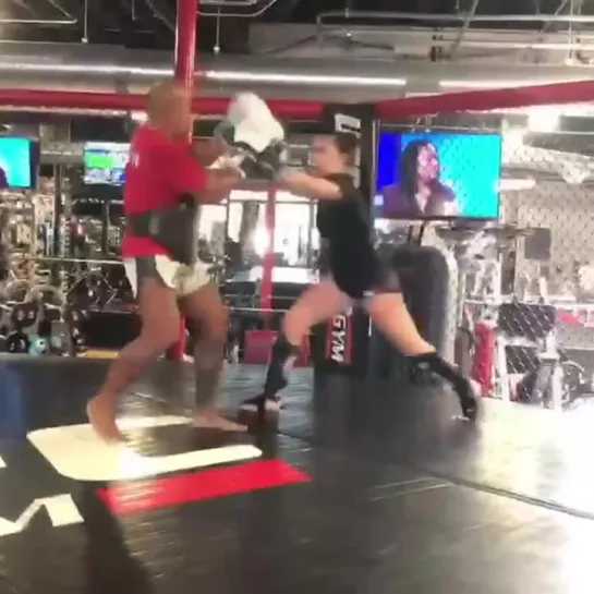 Cat Zingano / training