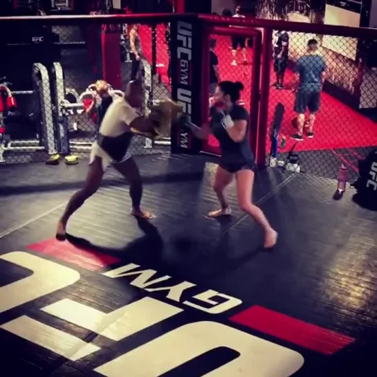 Cat Zingano / training