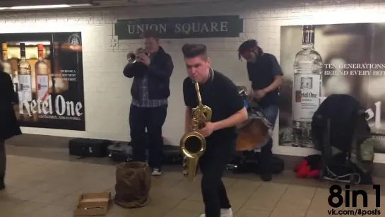 Трио в подземном переходе в Нью-Йорке / Too many ZOOZ, Union Square station, New-York