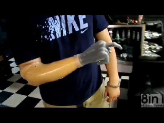 Парень показывает свою бионическую руку / Man demonstrates his bionic arm