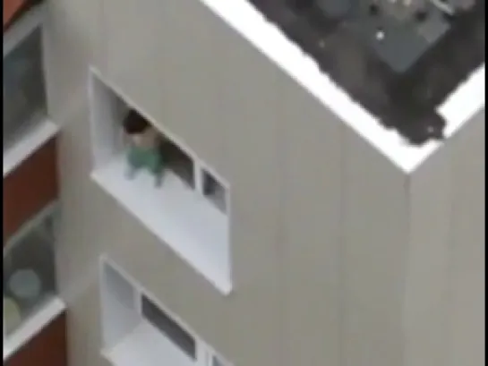 2-летний ребёнок ползает по краю подоконника, Йемен / A baby almost fell out the window / A baby on the edge of a window