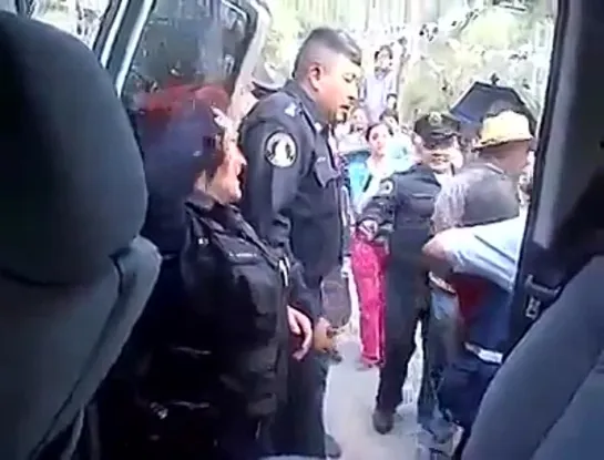 Женщина-полицеский проводит реанимацию, спасая ребёнка (Мексика) / Police woman reanimates child, back to life, alive kid, in Mexico