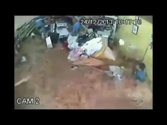 Наводнение в магазине из-за трактора в Венесуэле / Flooding in the store because of the tractor, Venezuela