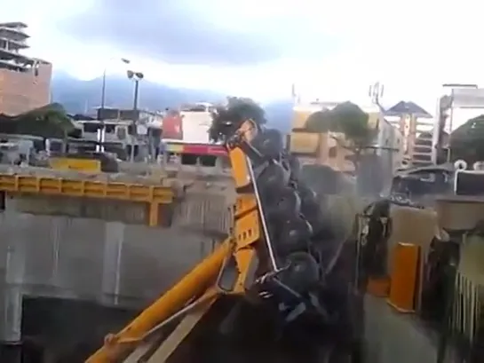 Падение строительных кранов в Каракасе (Венесуэла) / Falling construction cranes in Caracas (Venezuela)