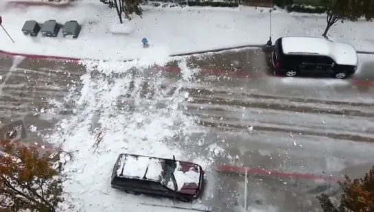 Снег падает с крыш на машины в Техасе  / Snow falls from roofs on the cars in Texas