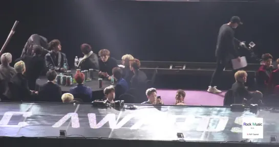 [Fancam][15.01.2019] The 28th SMA 2019 (iKON , MONSTA X REACTION TO Crying Nut - Maldalija)