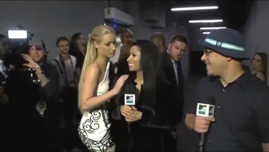 Nicki Minaj  Iggy Azalea Exchange Friendly Words Backstage At 2014 VMAs NO BEEF