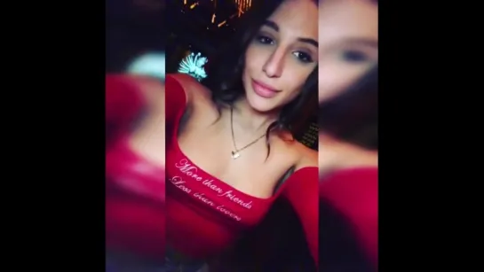 Abella Danger губастая соска подмигивает и показывает язык