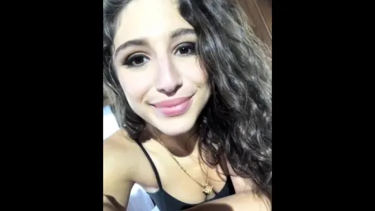 Abella Danger манящая похотливая улыбка