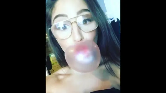 Abella Danger надула большой пузырь из жвачки