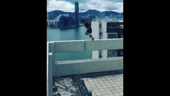 Британский руфер прыгает между двумя небоскрёбами / British daredevil leap between 25 story skyscrapers in from Hong Kong