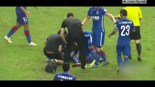 Перелом ноги у футболиста Демба Ба / Former Chelsea striker Demba Ba suffers horror leg break playing or Shanghai