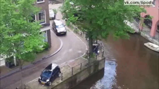 Во время съёмок фильма джип сталкивает Смарт в воду / A Porsche Cayenne drives a Smart in a canal in Amsterdam