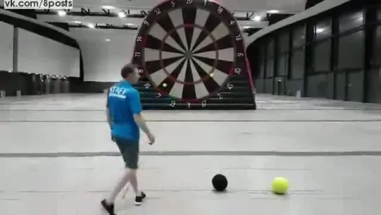 Футбольный дартс / Foot Darts, a game of darts with giant footballs