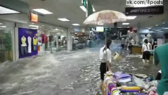 Из-за ливня в торговом центре образовался водный поток, Китай / Powerful flood waters tear through Chinese shopping centre