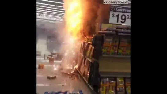 Пожар - Идиоты зажгли фейерверки в супермаркете Волмарт / Two men set fire to a radius of fireworks in a supermarket Walmart