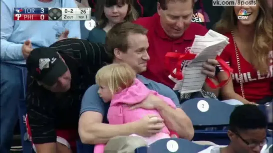 Фанат-отец поймал бейсбольный мяч одной рукой, держа ребёнка / Fan grabs foul ball while holding his child