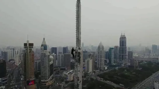 Руфер Артём Чернов забрался на одинокую высокую балку в Шанхае / velfr Peak of Shanghai