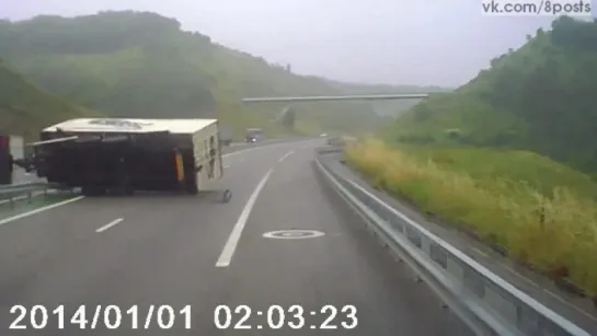 ДТП - Пьяный водитель фуры не справляется с управлением / DRUNK TRUCK DRIVER lose control and crash