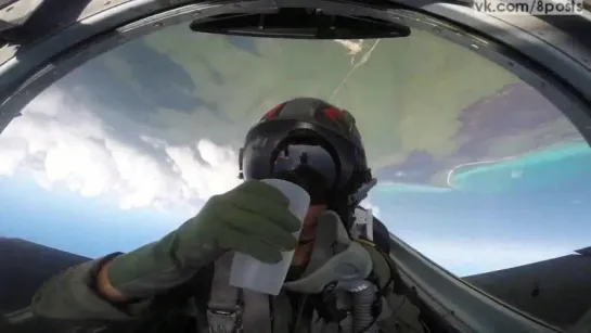 Физика - пилот самолёта наливает воду, выполняя фигуры пилотажа / Jet pilot pours water and drinks a glass upside down