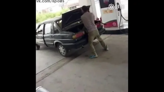 Китаец запихивает жену в багажник на заправке / Man attacks woman, forces her into car trunk at Chinese gas station