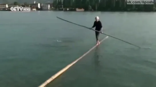 Китаец каждый день переплывает реку на стебле бамбука / Chinese man uses bamboos, not boats, as his river commute